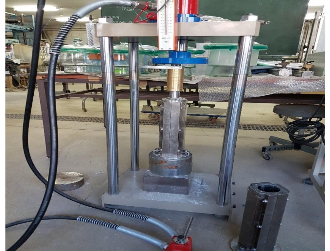 Setup of static compaction of silt using a steel mold. the
