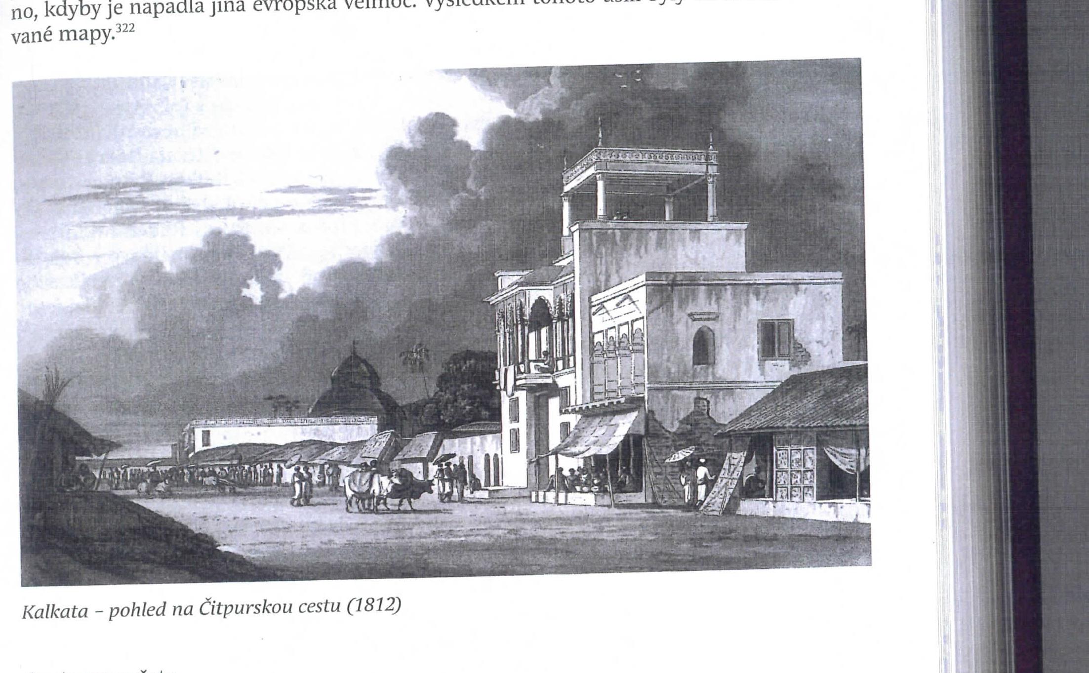 VCLILE ULES Pek  V desetiletich nadsledujicich po bitvé u Palasi (1757) vznikly nove vybudovane struktury jako silnice pritné k Esplanade-Row, které uéinily mésto pravidelnéjsim, a v centru més- ta vznikla fada reprezentativnich budov, které piedznamenaly premenu Kalkaty v novou metropoli. Maria Grahamova popsala pocatky této promény nasledovne: ,Kromé sidla vla- dy (Government House) jsou zde ndsledujtci verejné budovy: radnice (Town House), kterd bude podle vseho péknd, az se dostavi, soud, velmi pohlednd budova, a dva kostely, nejvet- fz nich ma pékné priceli a oba majt §tihlé Spicaté véze. Nemocnice a véznice na jihu més- ta, v Casti korza zvaného The Course, kde se kazdy vecer sjizdéji vsechny koéary v Kalkate... Domy nyni obsazené skolami pro sirotky jsou ve Spatném stavu a pldnuje se vystavba no- vych. Budova pisaru severné od sidla vlady (Government House) vypad4d jako oSoupana ne-  mocnice nebo chudobinec.“*” a gt OfdTila 7de celnice (Custom Master’ s Hou- 