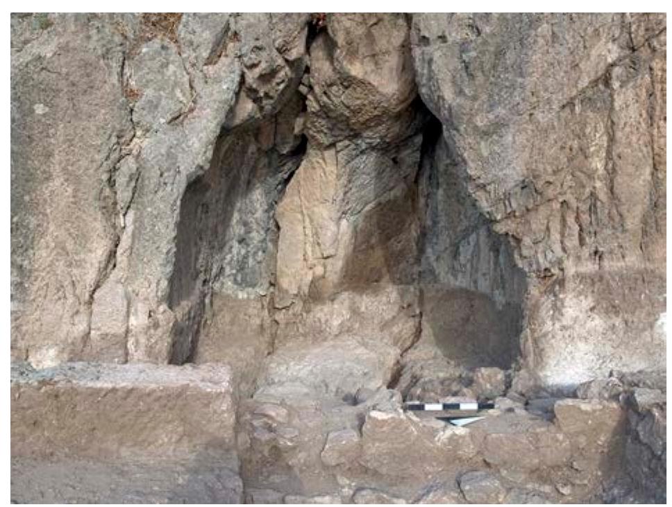 Fig. 4. Pergamon. Grotto sanctuary. Grotto 1 (DAI-Per- gamongrabung; B. Engels).  physical experience on the one hand anda merely visual display of grottolike features on the other  hand. 