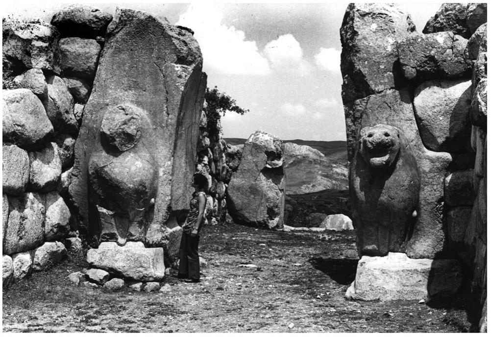FIGURE 9  Sa gg Os Sa  At this point the lions flanking the Lions Gate in Bogazkéy/Hattusa, dating to the fourteenth-thirteenth centuries BCE, should be mentioned (Fig. 9). The lions differ in style from that of the Hazor and Syrian lions. They are open-mouthed in the Hittite fashion. The lions from Tilmen Ho6yiik and Alalakh are open-mouthed as well, but the Hazor lions are close-mouthed. Einweg and Otto (2012, 112) believe that the idea of erecting lions in gates originated in northern Syria during the Middle Bronze Age, and that it spread to Anatolia from there. Beck (1989, 328-9, 338) concluded that both the lion orthostat from the Orthostats Temple and the lioness orthostat are  The Lions Gate in Bogazkéy, the site of Hattusha, the capital of the Hittite Empire. 