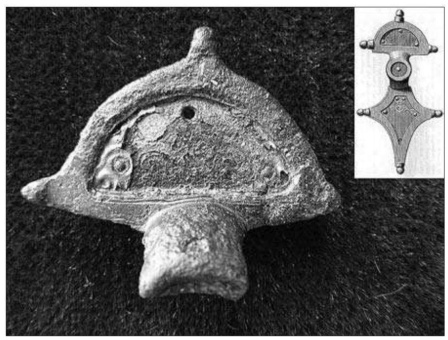 Fig. 4:2. Sattuna in Kaga: brooch fragment with embossed Nydam style silver sheet. Phase D1 of the Migration Period, c. AD 400. Width 42 mm. Photo mr. Inset, a complete similar brooch from Vistena in Allhelgona, width 57 mm. Drawing prob. by Olof Sorling (Montelius 1897 fig. 133). 