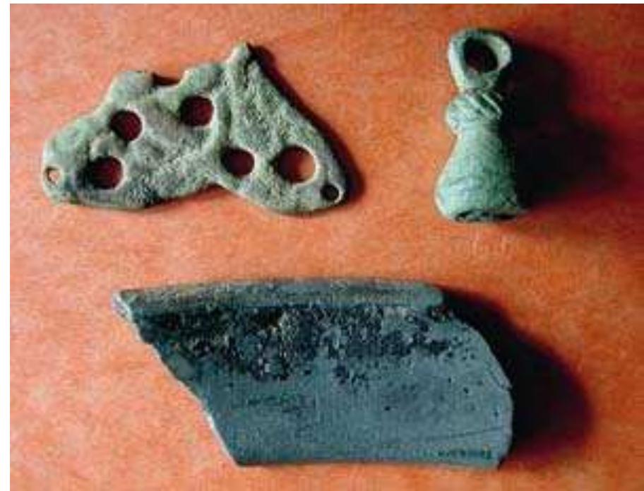 Fig. 9:33. Varv in Ostervarv: fragment probably of an Urnes brooch length 39 mm, pear-shaped pendant, fragment of a brass tri- pod cooking pot; Early Medieval, 11th—12th centuries. Photo Mr. 