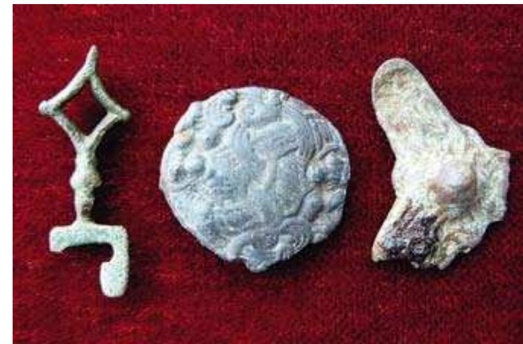 Fig. 9:37. Sverkersgirden at Alvastra in Vastra Tollstad, finds from the cemetery downhill from the crypt church: key, disc brooch diam. 31 mm, trefoil brooch; Middle Viking Period, c. roth century. Photo mr. 