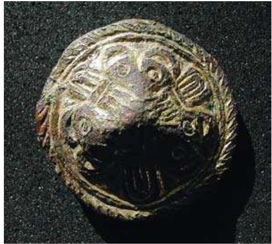Fig. 9:40. Oklunda in Ostra Husby: gilded disc brooch, Middle Viking Period, roth century AD. Diam. 29 mm. Photo mr. 