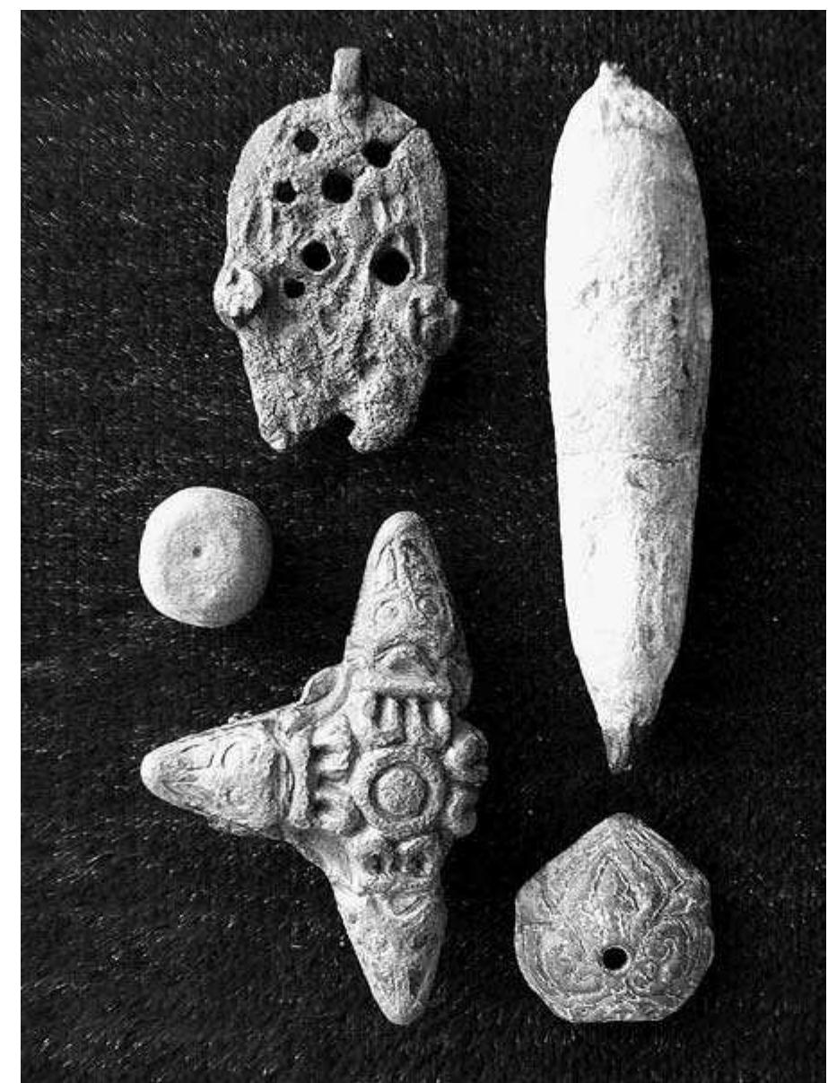 Fig. 9:17. Sdttuna in Kaga: cross-shaped brooch with original- ly four animal heads diam. 45 mm, weight, openwork handle from a key or cosmetic implement, palmetto-shaped strap mount from an “Oriental” belt; spool-shaped lead handle with iron core; Middle and Late Viking Period, toth and 11th cen- turies AD. Photo MR. 