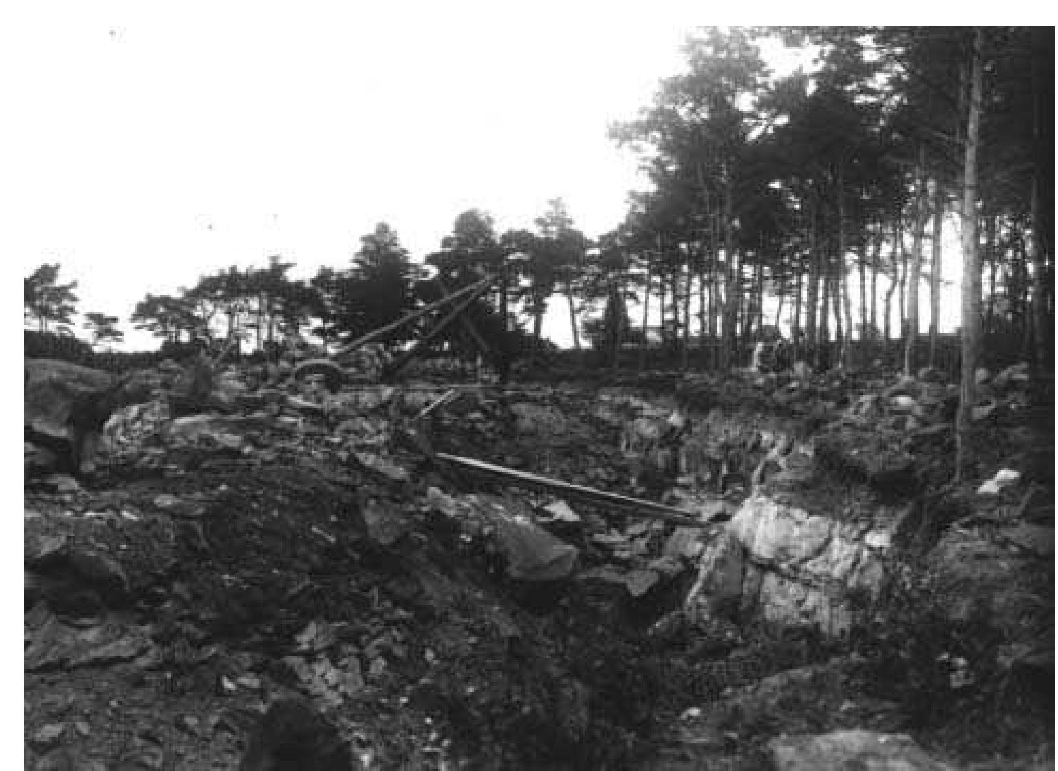 Fig. 3:3 The Uddvide New Quarry, a traditional operation despite its name, seen from the S. Bhr 1920:01-07 were located along the quarry‘s edge to the right. Photograph by Ture Arne 1920 (ATA neg. 462:36).  scribble-annotated grave plans and plan of Roes quarry were found among his papers after his death. Most of his field notes seem to have been kept on these plans. They are kept together with fair copies at ATA, filed under Roes and Udd- vide without diary numbers. Arne evidently used Hansson’s plans during his fieldwork, as descriptions of Bhr 1920:15 & 16 are found scribbled in Arne’s hand on Hansson’s plan of Roes quarry. 