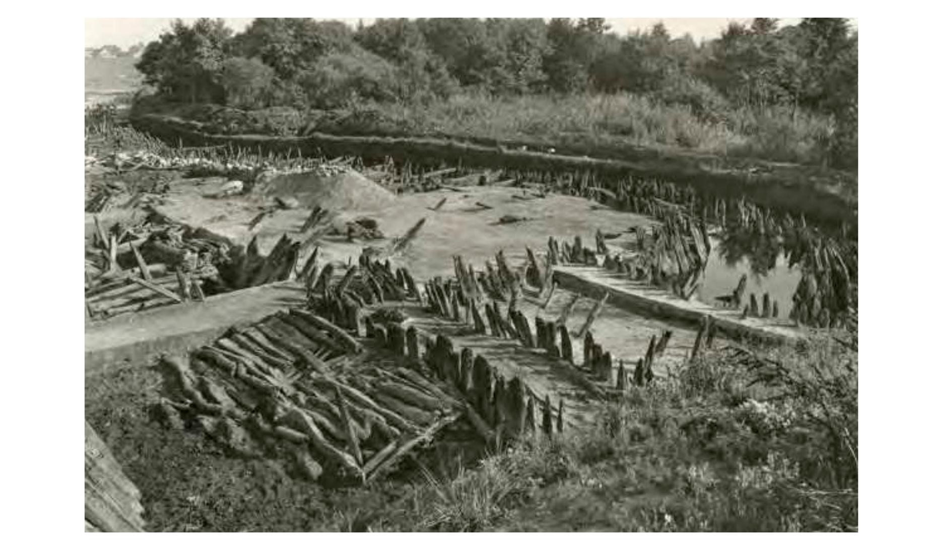 During the excavations of the Teterow hillfort, Ewald Schuldt (1914-1987) and Wilhelm Unverzagt were able to collect unexpectedly detailed data on the construction of early mediaeval wooden paths and bridges because of the excellent wood preservation (early 1950s; Staatliche Museen zu Berlin, Museum fiir Vor- und Frithgeschichte, Archiv, DP 0044144). 