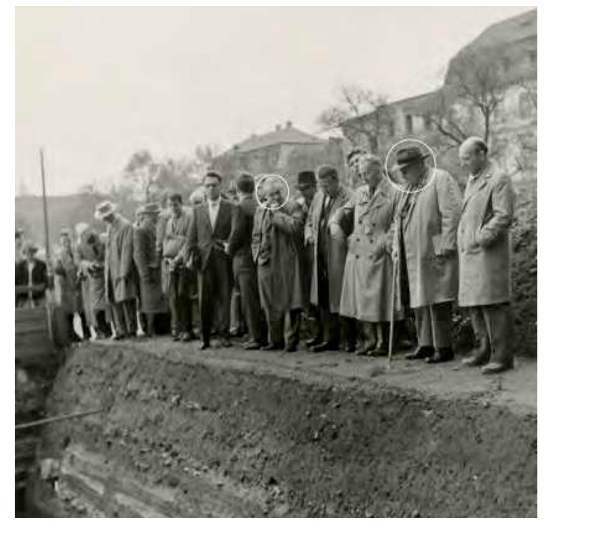 In Magdeburg, which had been heavily bombed and almost completely de- stroyed during WWII, Unverzagt took the opportunity to settle an old question of Ostforschung, but at the same time he opened the field of archaeological investiga- tion of city centers (Stadtkernforschung). Since the 19th century, historians had thought about the significance of the city of Magdeburg for the German expansion to the East or the colonization of the East. Until that expansion, Magdeburg was the biggest German city in the former German East and probably the starting point of expeditions and trading lines. During his cooperation with Brackmann, the head of German Ostforschung, Unverzagt had developed in the early 1940s a plan to investigate the very early history of Magdeburg to prove its German character.” Ten years later, Magdeburg was destroyed by British bombs. Unverzagt established a small team in the city, investigated parts of the city center, and developed some influential interpretations (Fig. 13). 