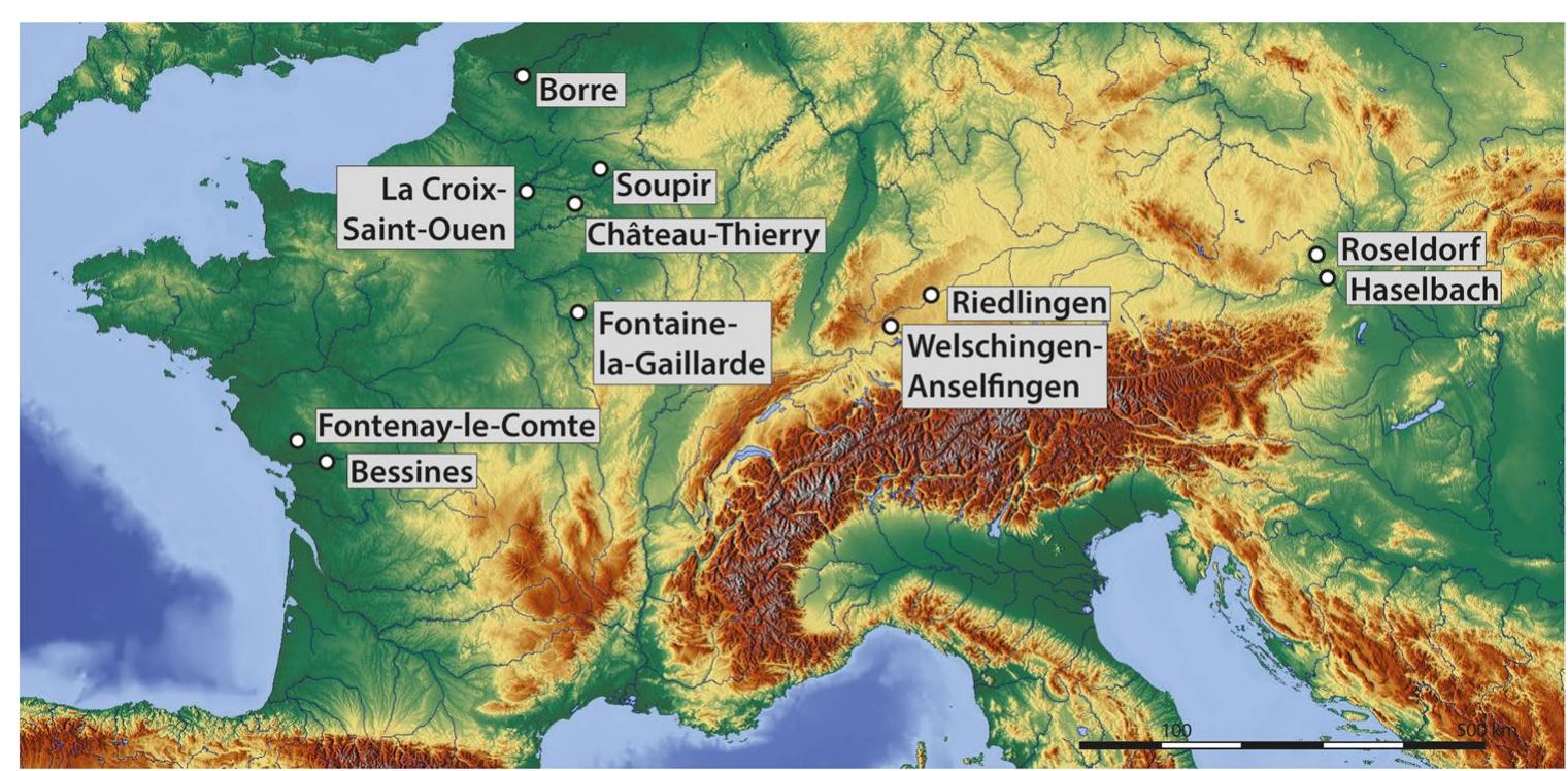 exclude a link with the nearby funerary structures. Accord- ing to him, the existence of an enclosure with partially ritual function in a settlement would be no surprise (Haselgrove et al. 2005, 368).  Another very well studied square enclosure is that from Borre (Département Nord, Région Hauts-de-France, France) (Herbin et al. 2013) (Fig. 2/6 and Table 1/6). The few finds from the ditch infill were interpreted as domestic rubbish that had been secondarily deposited in the ditch, indicating a domestic function of the building (Herbin et al. 2013, 87). 