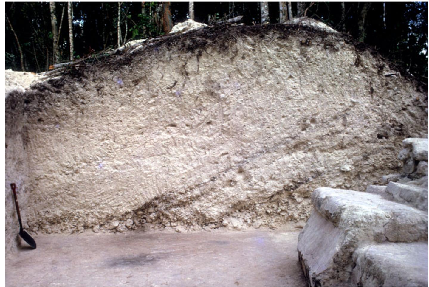 Structure xxv during excavation (left) and schematic drawing
