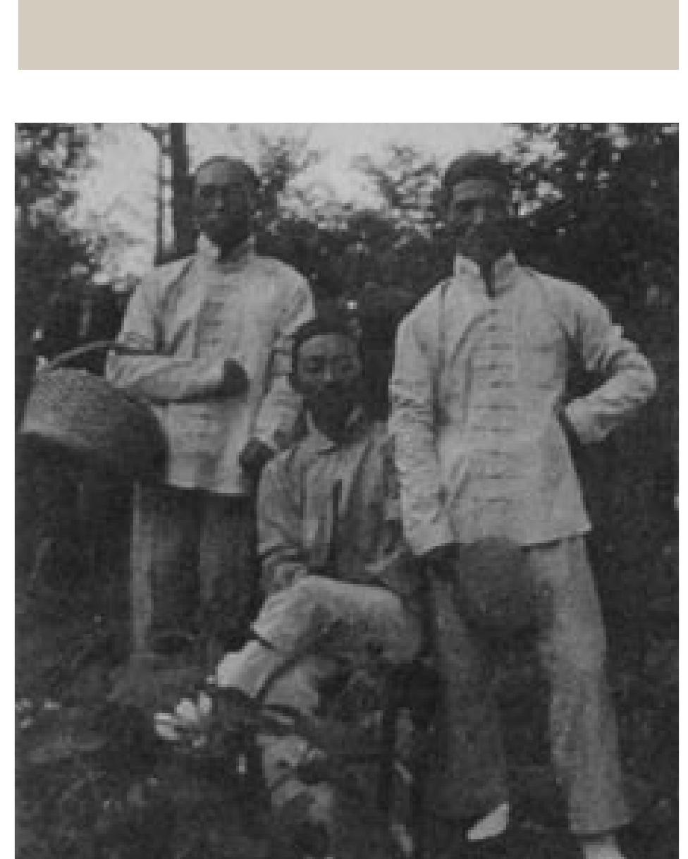 this page: Kanjir6é Kawai and Sh6ji Hamada with Komori Shinobu in Dalian, China, 1919. 