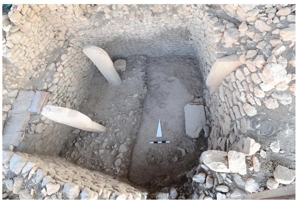 Figure 14: Room 16 in Area L9-80 with modern wooden beams to reconstruct roofing. Photo: M. Kinzel, DAI Istanbul Department. 