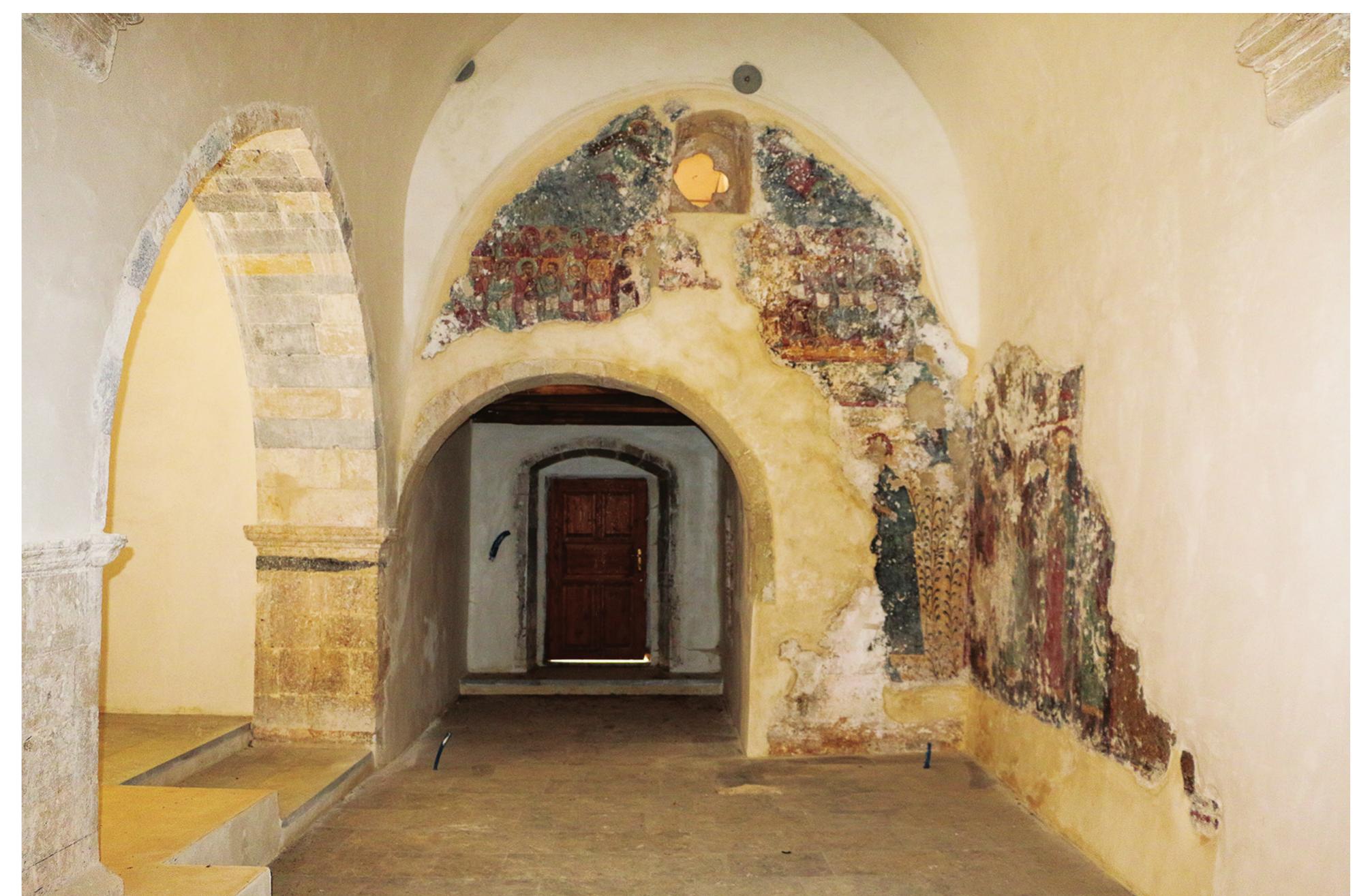 Fig. 6. Church of St. George, Vrachasi, western wall. Photo by G. Moschove. 