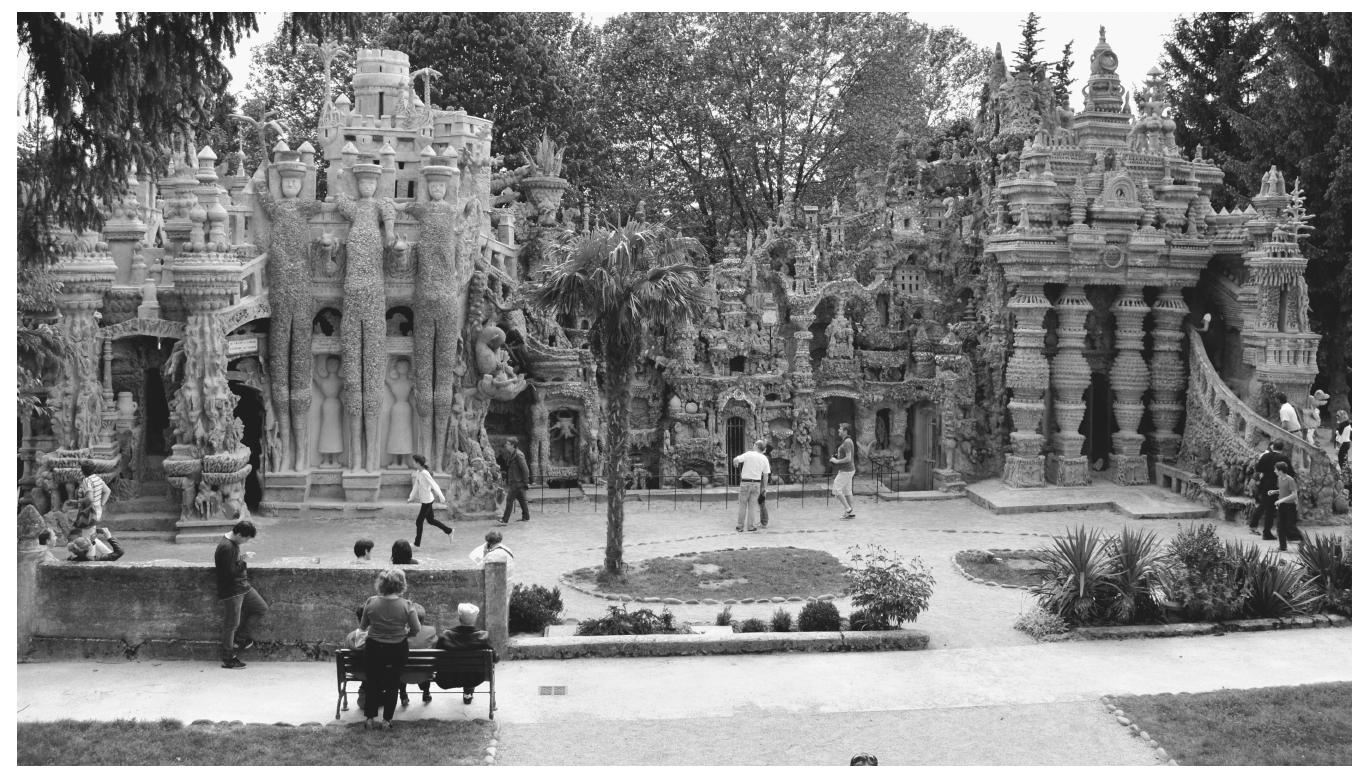 would appear in different parts of the globe. These visionary artists are amateurs who work outside any recognized artistic tradition and weave together life and work. Today, folk art environments are particularly well known in the United States, but it is difficult to determine whether this is because they have received greater public and scholarly attention or because there is indeed a higher propor- tion of outsider artists in that country. The truth is that other parts of the world  do have significant examples of this kind of art too, from India (Umberger 2007: 319-343) to Spain (Ramirez 2004a).  ee a ee ee ees es i en : i ae: (ee: a an, ie cae © (an ia cen 