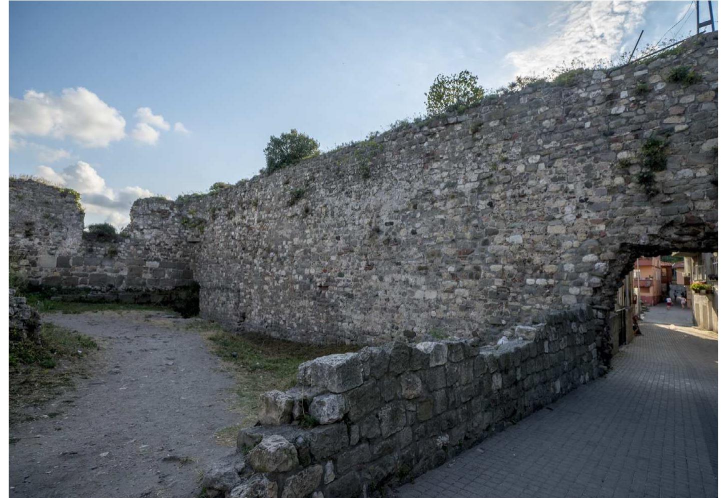 Although the extent of the Genoese alterations is unclear, the upper part of the walls of Enez Castle is of stone masonry, including rubble and roughly cut stones, smaller than those used in the lower sections. Brick pieces and bricks inserted in the mortar joints, packed with a creamy white mortar, were used in the masonry. On the other hand, the lower parts, which might date from the same period, are faced with larger, rectangular stones (fig. 10). This type of masonry is seen in a few other defensive buildings in the northern Aegean, possibly built or repaired by the Gattilusio family, and could be the work of the same master builder who restored the Castle of Enez.°' Nevertheless, the masonry of Enez can be distinguished from the other examples in the Gattilusio lordships by the abundant use of bricks in the mortar joints, probably in close association with the availability of the material to be reused or the existence of brick workshops in the vicinity. 