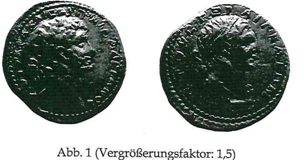 Die Vorderseite (links) tragt die belorbeerte Portraitbiiste Hadrians.26 Im Gegensatz zu einem antiochenischen Tetradrachmon des Jahres 11727 ahnelt sie keinem der fiir Hadrian bekann- ten Portraittypen.% Die Legende lautet: AYTOKPA KAIZAP TPAIA AAPIANOS. Die Riick- seite zeigt das Portrait eines jungen Mannes mit Hakennase, kraftigen Lippen und flichender Stirn. Er tragt eine Tanie, deren Bander im Nacken flattern2° Die Haartracht ist kurz gehal- ten, an der Stirnpartie ist eine Anastole angedeutet. Diadem und Stirnlocke weisen das Bild- nis als das des Stadtgriinders Alexander aus. Die Gesichtsziige wirken realistischer als die der Alexanderbildnisse des nachfolgenden Jahres (vgl. Abb. 2). Unter der Biiste befindet sich als type parlant Aigeais eine nach rechts sitzende Ziege (ait). Die Stempelstellung betragt 6 