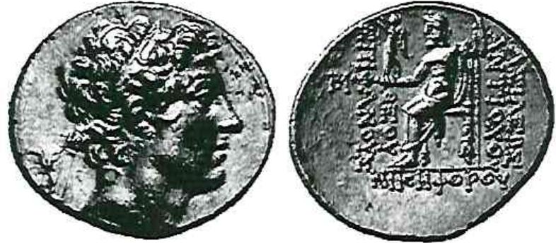 Abb. 4: Tetradrachmon, Antiochos IV., 175-164 v. Chr., Antiocheia, vel. Houghton 108 f  Das neue Tridrachmon belegt, dass man in Aigeai schneller als bislang angenommen auf den adventus des neuen Kaisers reagierte. Man kann davon ausgehen, dass die vorliegenden Stempel von einem einheimischen Handwerker gefertigt wurden, denn nur so sind die stili- stischen Eigenheiten zu erklaren.2” Da Aigeai in der rémischen Kaiserzeit vor Hadrian keine Silbermiinzen pragte und auch die Bronzepragung unter Trajan sparlich war, sind Unregel- mafigkeiten in den ersten beiden Jahren der Miinzpragung, wie sie Lorber und Michaels feststellten und wie sie auch am vorliegenden Tridrachmon aufscheinen, selbstverstandlich. Moglicherweise diente diese erste Emission in der heiklen Anfangsphase der Herrschaft da- zu, den adventus Hadrians in Aigeai mit einer dffentlichen Geldverteilung zu begleiten, denn offensichtlich ist die zeitliche Nahe der Miinzemission zum Aufenthalt des Kaisers in Aigeai doch enger als zuvor angenommen werden durfte.38 Im Vergleich mit den Silberpragungen 