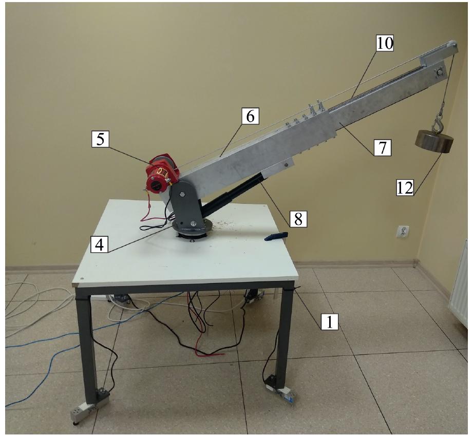 Lab Spring Crane Laboratory truck crane: 1—chassis frame; 4—thrust bearing;
