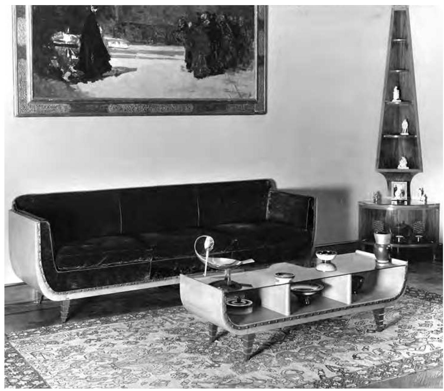 15 Soggiorno, divano e tavolino, Villa Vittoria Living room, sofa and small table, Villa Vittoria  Archivio della famiglia Contini Bonacossi 