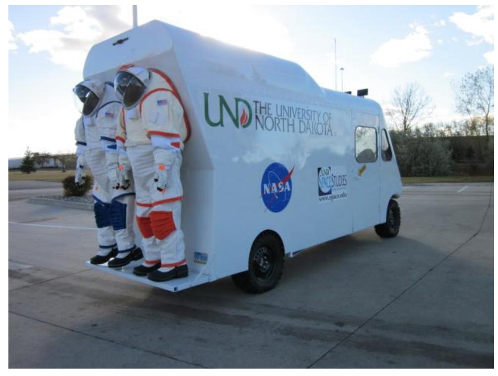 Figure 2. Electrical Rover  rugged terrain, which the crew may need to go through to get to geologically significant areas for rock and soil sample collection.  2.4.2. TH Airlock 