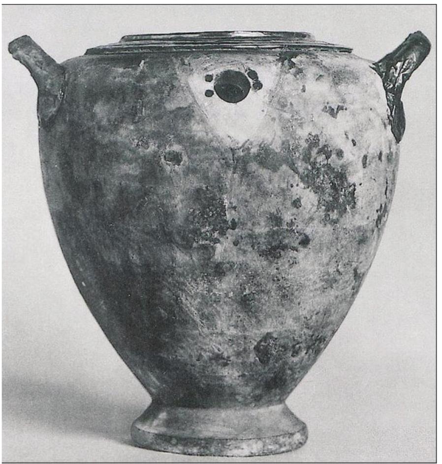 dynasty, while the non-everted rim finds its closest parallel in an older (late/final MBA) alabastron from Alalakh VU (Lilyquist 1995; 1997; Warren 2006; 2017). Warren (2006: 308) notes, however, that the original rim may have been trimmed in Crete in the process of conversion of the vessel into a Minoan specimen. 