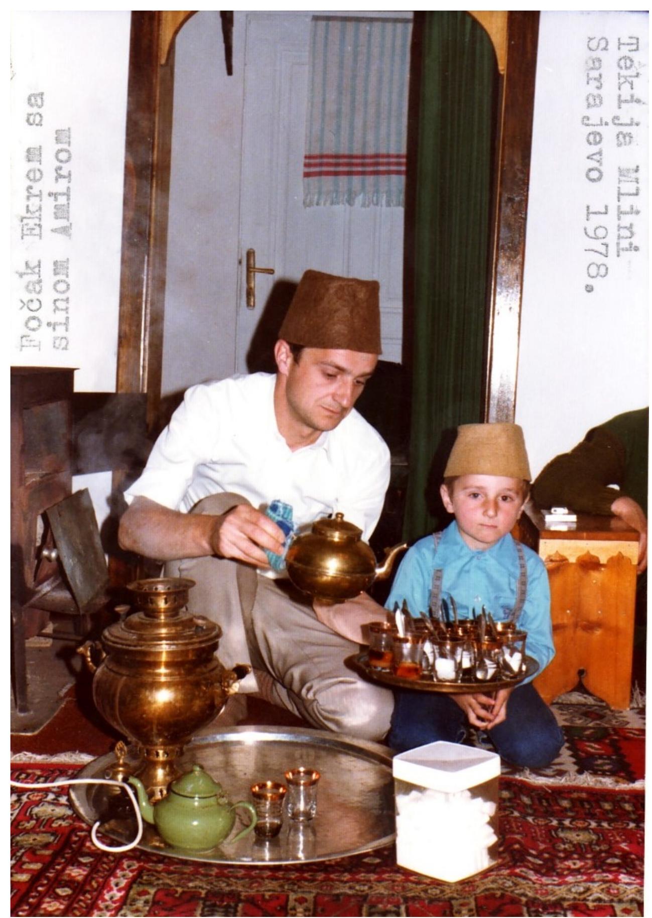 Fig, 1: Ekrem Foéak and his son Amir in the Nadmlini Tekke in Sarajevo, Bosnien-Herzegovina, 1978. Photo © Private Collection Ekrem Fo¢ak 