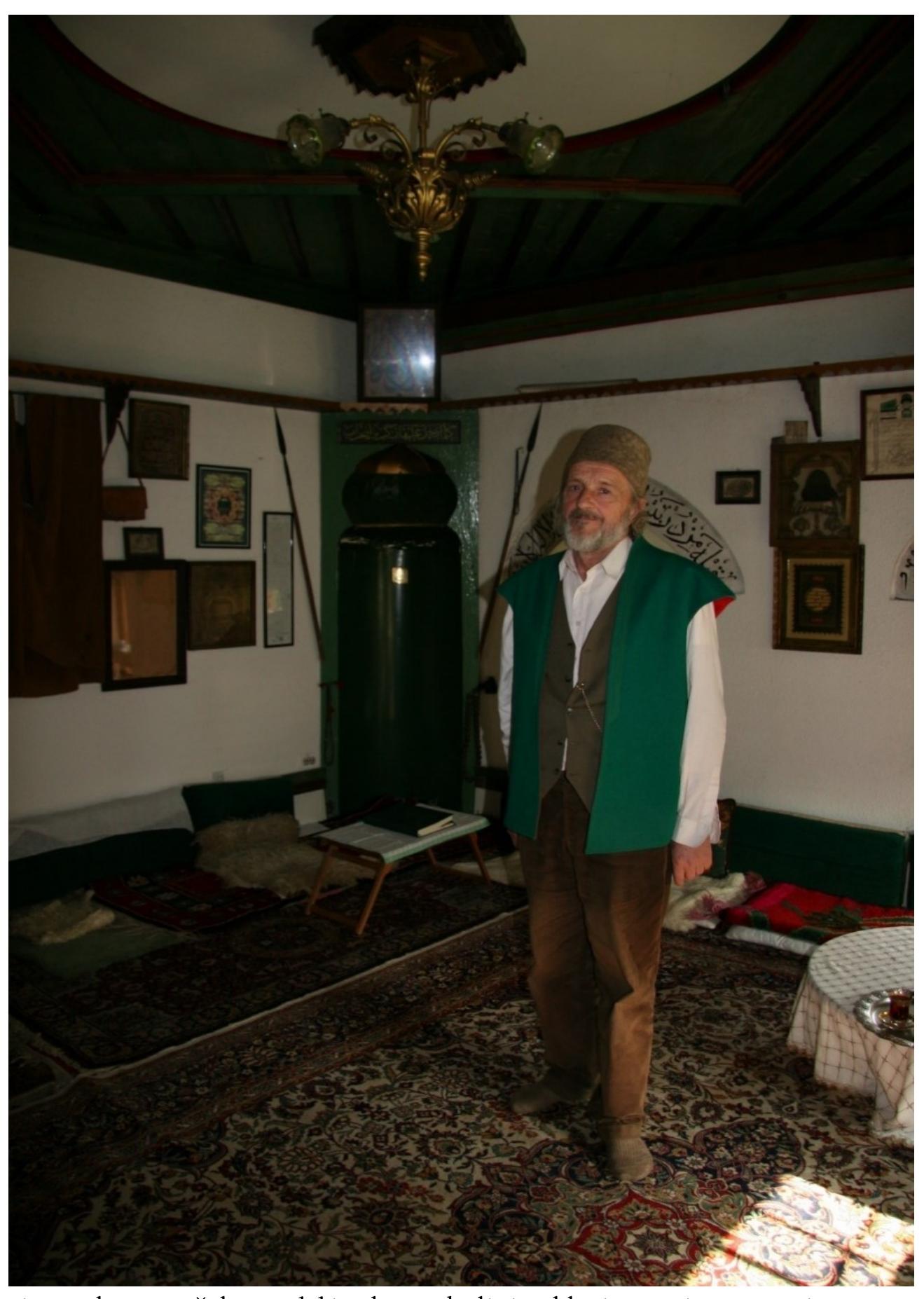 Fig. 2: Ekrem Foéak as vekil in the Nadmlini Tekke in Sarajevo, Bosnien-  presents significant methodological challenges (Heidemann 2017, 459). Acknowledging the subjectivity and bias inherent in ethnographic work (Dominguez Diaz 2011), I navigate ambiguities and contradictions to offer nuanced, authentic, and less representational perspectives. Avoiding superficial descriptions, I aim to produce ‘thick descriptions’ of the field site (Geertz 1973, 3-30)’ and offer in-depth accounts of the Sufi zikr ritual as a site of aesthetic experience. 