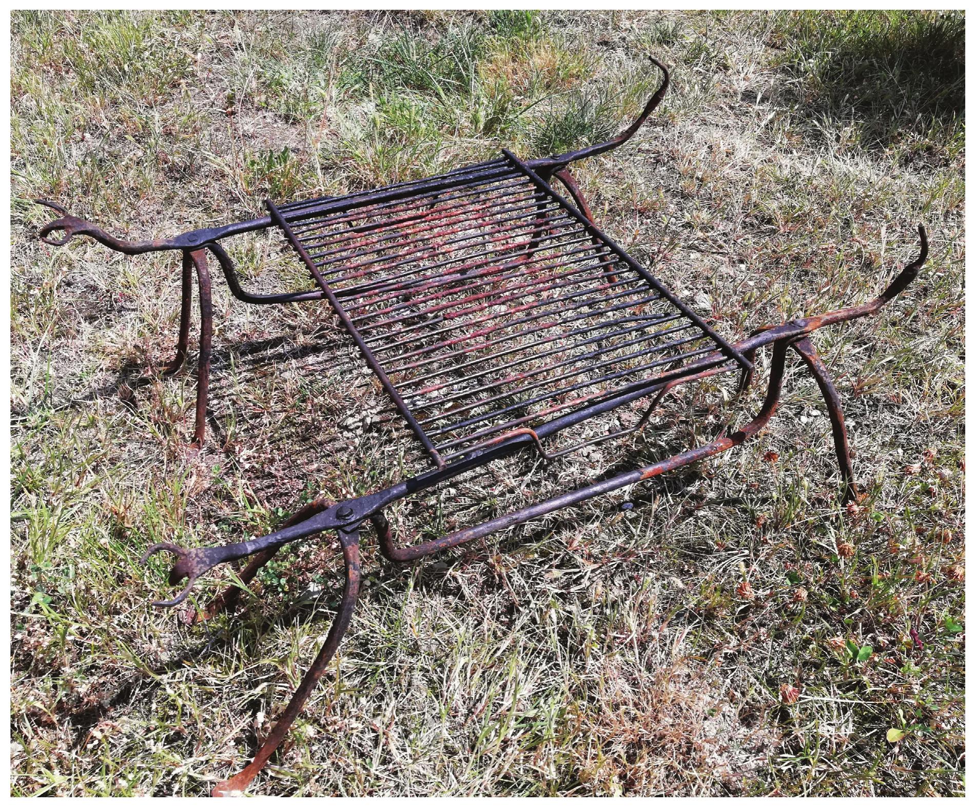 Figure 11. Reconstruction of the firedogs and gridiron from Ocnita (after Ardeleanu 2019) 