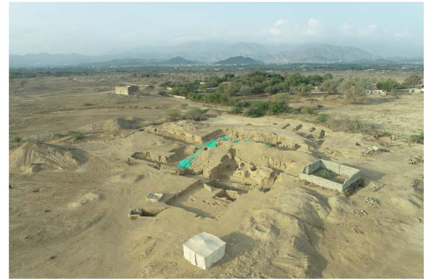 The location of Kalba seems to be especially favourable, situated on the Gulf of Oman close to the Strait of Hormuz as well as Wadi Ham, which offers access from the eastern coast through the Hajar Mountains to the desert. Therefore, the objective of the fieldwork is to analyse the function of the set- tlement in the context of inter-regional maritime and land-based networks in the Gulf region. Environmental studies and extended geoarchaeological surveys are thus important to reconstruct the natural conditions and to assess the relevance of available lithic and ore resources in the direct vicinity and the  wider surroundings of the site. 