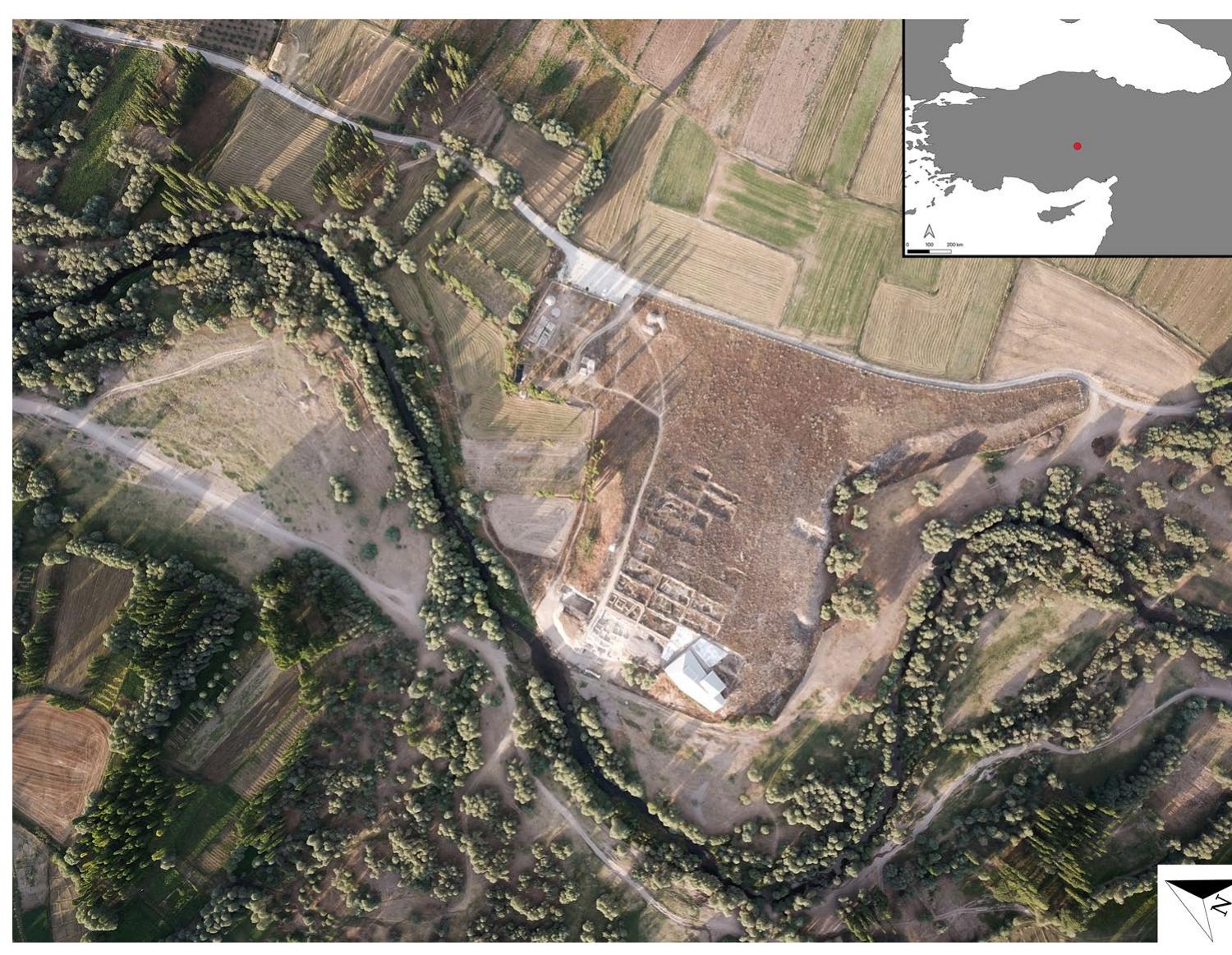 framework of the production chain and (2) that which may come either from the “natural environment” and/or from the human “built environment.” These subjects will be developed and discussed in order to understand the kerpi¢ and mortar recipes that were used in the early occupations by evidencing the effects of (a) the sediment source, (b) the choice of temper and binders, and (c) the shaping pro- cess applied for obtaining the final product (see Fig. 1). In order to reach this objective, we shall use key microscopic markers linked to the chaine opératoire of archaeological earthen building materials. This high-resolution approach facilitates highlighting interactions between the building material and the traces pertaining to techno-environmental know-how traces, especially during transitional periods. Finally, we hope that this study can illustrate that recipe concepts have a major impact on many aspects of the link- age between tempo and mode and the possible reasons behind it.  
