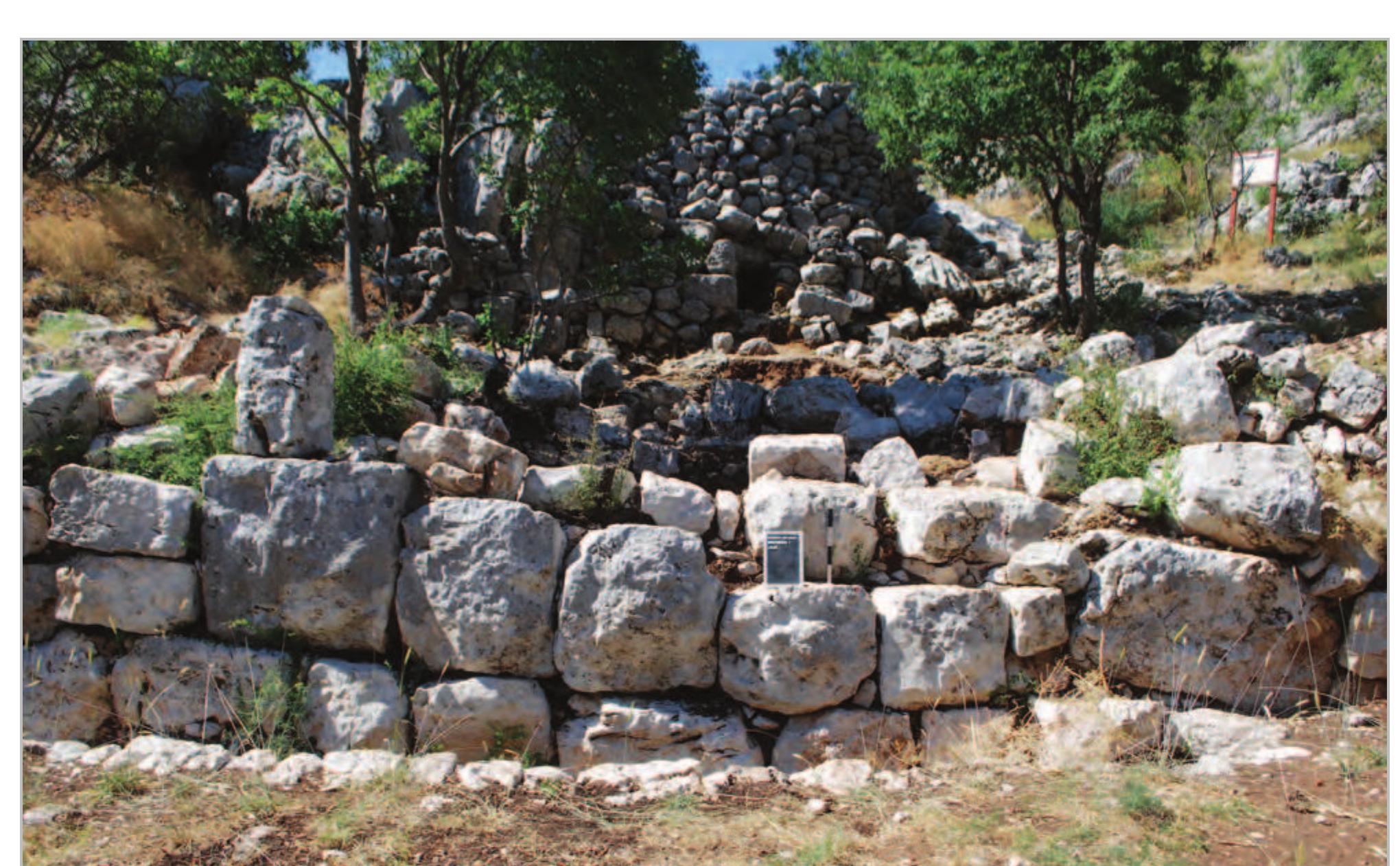 Fig. 1- Area 1: construction technique of the building with lime kiln in the back. 