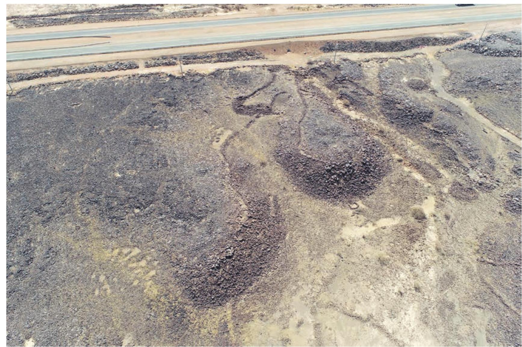 FIGURE 8. Drone photograph of open kite KH05019 with entrance surrounded on both sides by small hills (© Khaybar LDAP, D. Albukaai). 