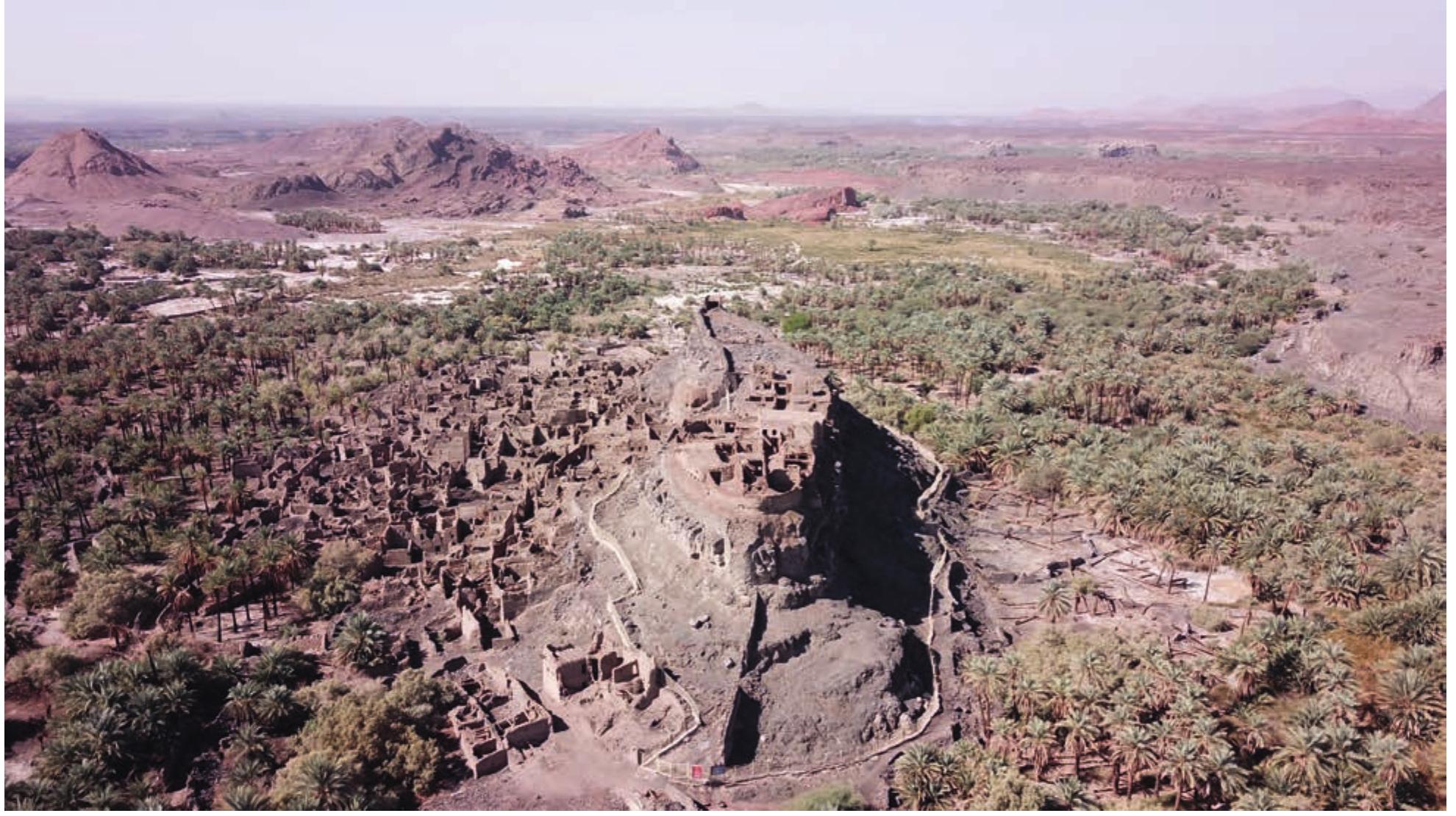 FiGurE 14. Old Bishr village at the foot of al-Qamis, looking west (©KDLAP, A. Pouget). 