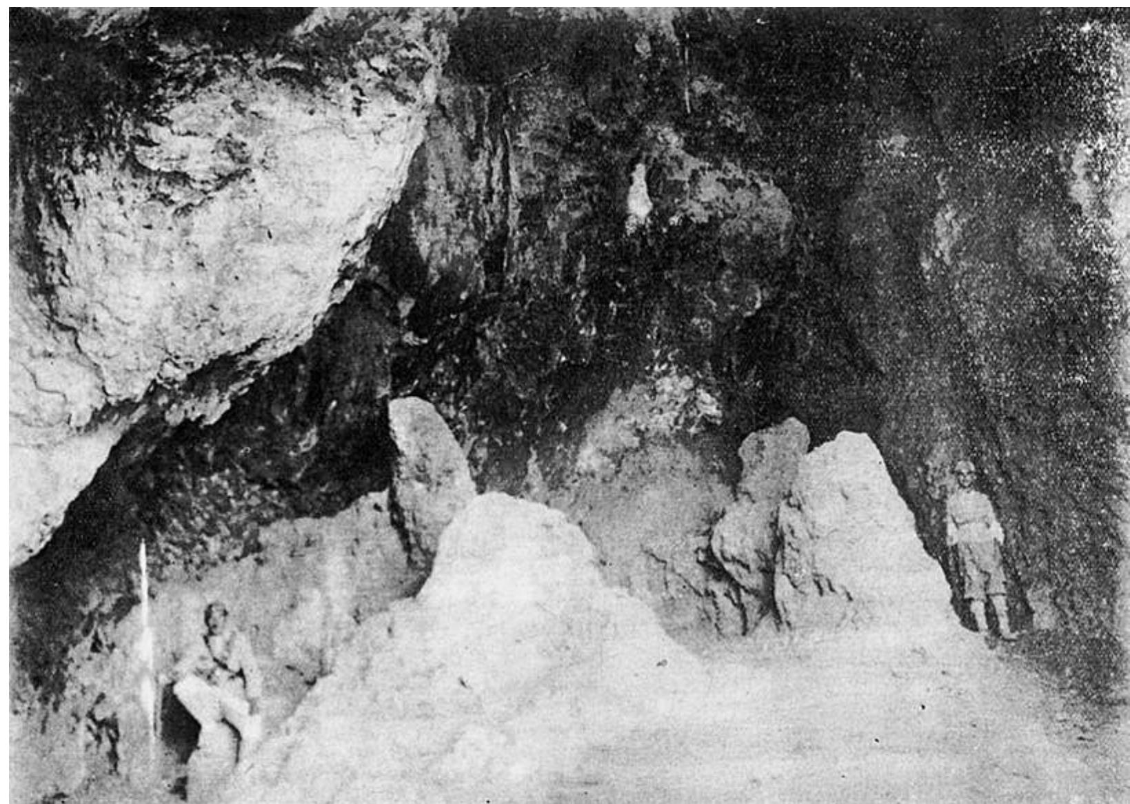 Fig. 32: Gunduk: Interior of inner cave. Al-Amin (1948, Pl. 14) 