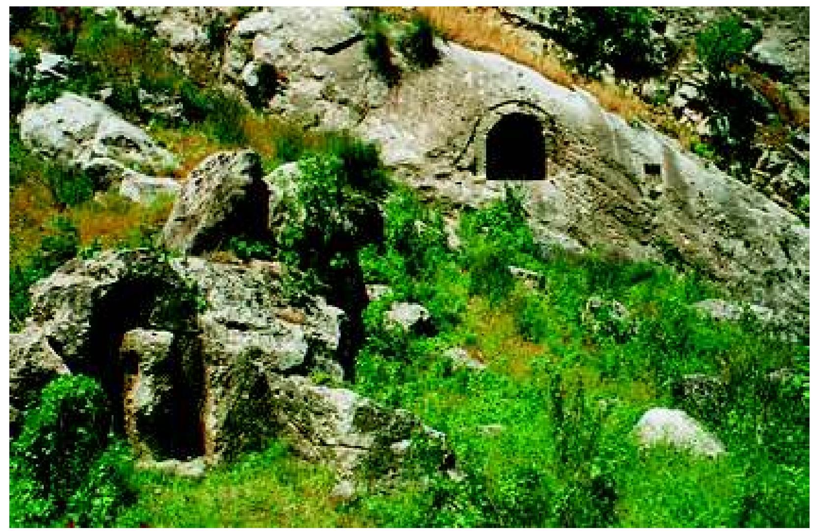 Fig. 67: Gali Zardak, with statue in left foreground and iwan behind. Photograph: R. M. Boehmer, May 1978 