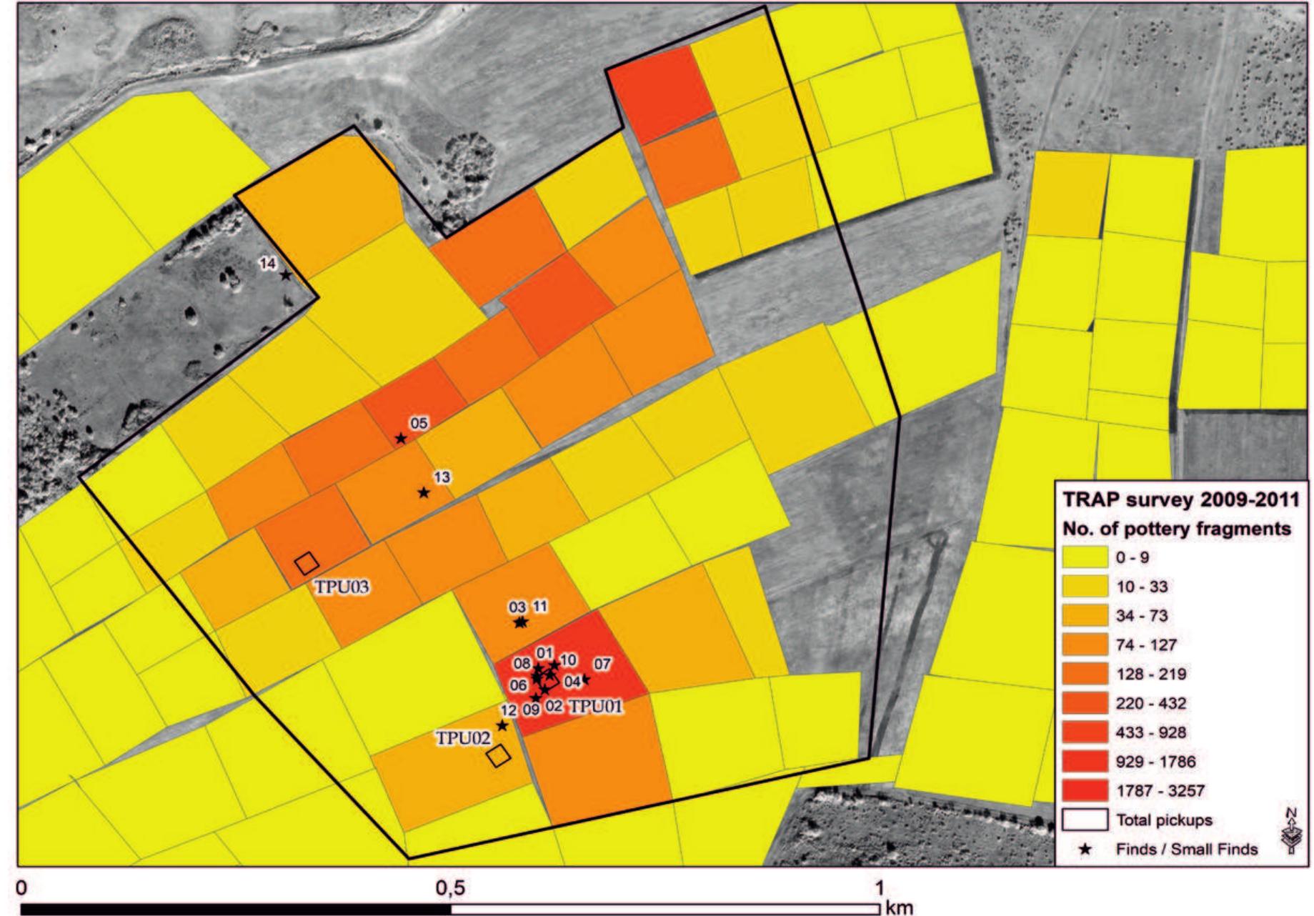 Fig. 5. Scatter TRAP no. 6021 with marked total pickups (TPU01-03) and small finds and worked stones (SF) 01-13 (map based on Ross et al. 2018, fig. 13 and Iliev et al. 2012, fig. 4, adapted by P. Tuslovd in 2024) O6p. 5. Cmpyneane TRAP Ne 6021 c mapkKupaHu ysnocmuu obopKu (TPU01—03) u maaku HaxoOKu U o6pabomenu KameHu (SF) 01-13 (kapma, 6a3zupana ua Ross et al. 2018, fig. 13 u Iliev et al. 2012, fig. 4, adanmupanua om P. Tuslovd npe3 2024 2.) 