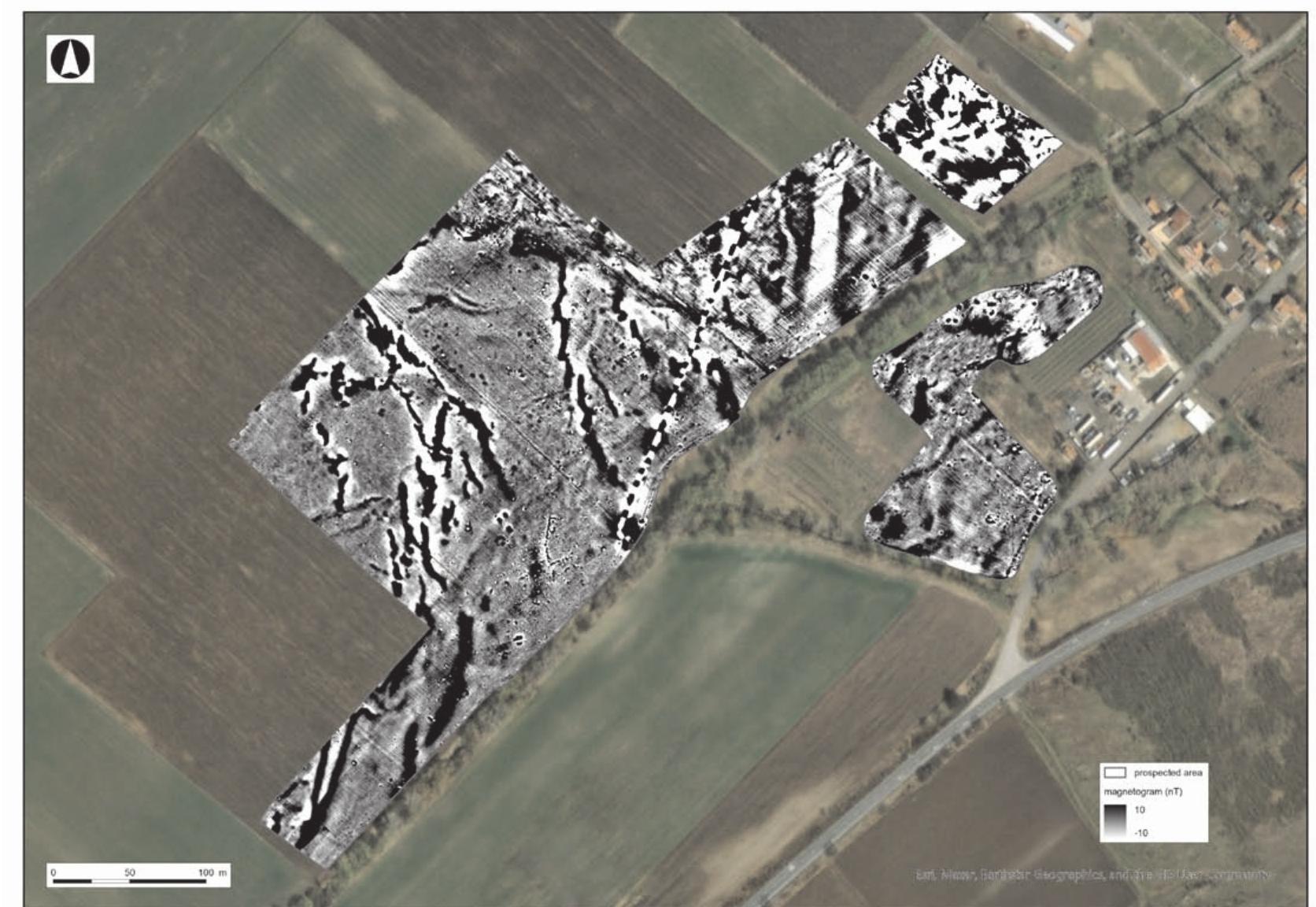 Fig. 11. Western part of Kozarevo village with the results of the geomagnetic prospection (map by P. Milo, T. Tencer and D. Sdlka)  O6p. 11. 3anadHama uacm xa c. Ko3apeeo c pesyimamume om zeomazHumHama CHUMKa (xapma ua P. Milo, T. Tencer u D. Sdlka) 