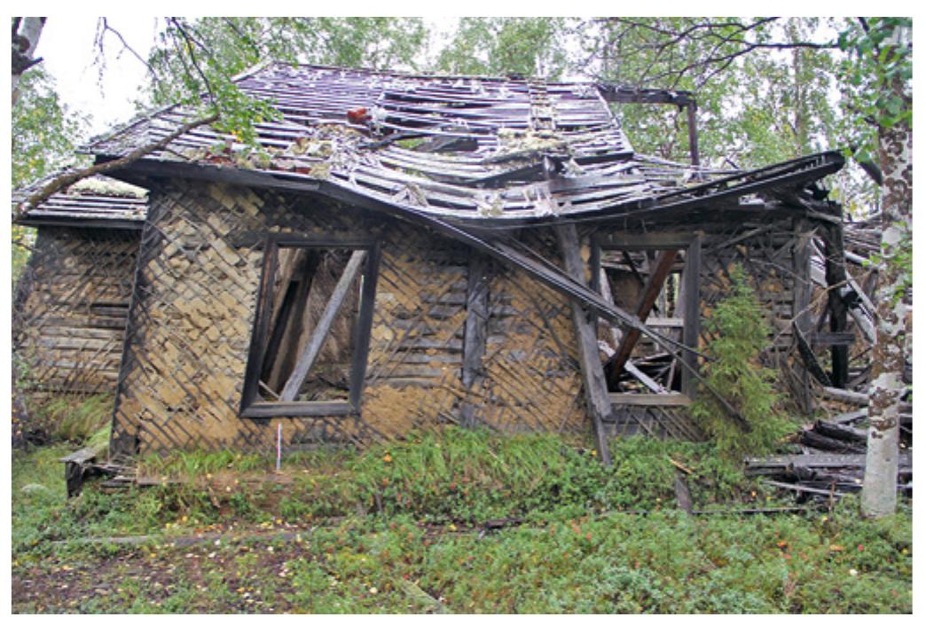 Figure 6. External wall of barracks B5 (J. André).  The buildings were covered by gable roofs. The roof structure was composed of rafters, made of simple logs, fixed on the top plate with birdsmouth joints. Only the outer rafters were reinforced by struts. In some cases, the joints between the 