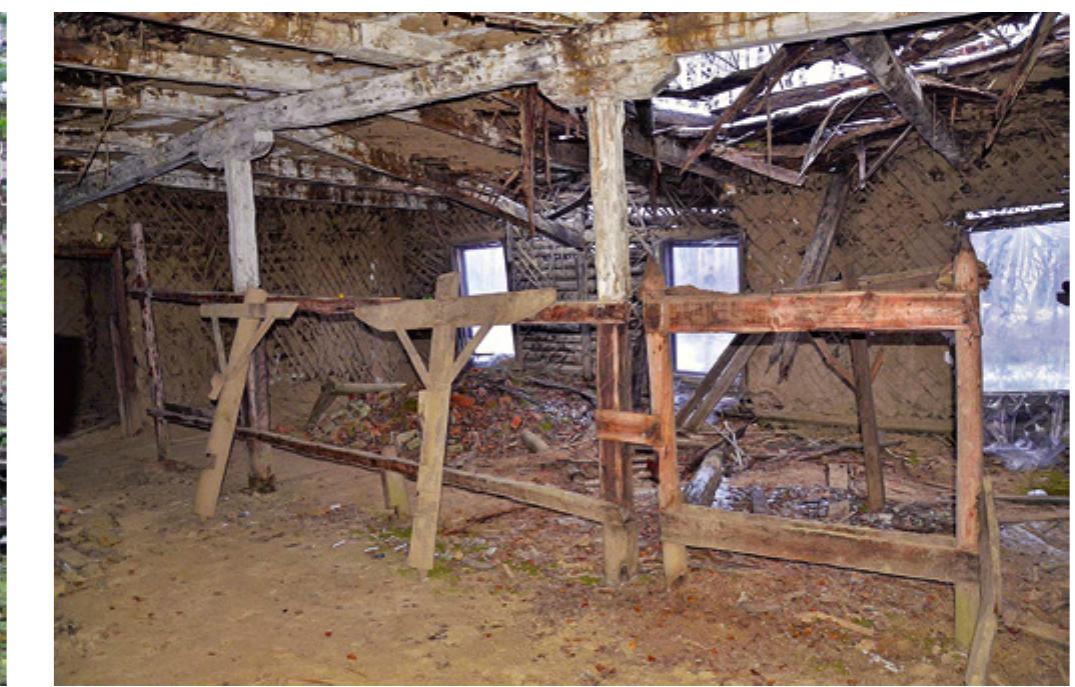 Figure 8. Interior of the eastern dormitory of barracks B5 (J. André).  Due to the glacial climate and the harsh environment, thermic insulation was a serious issue. The walls and ceiling comprised internal and external layers of wooden latticework. They served as tack coat for an insulating clay layer of 2 to 3 cm, while a thick layer of sand strewn onto the intermediate floor 