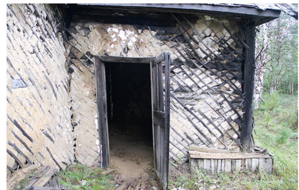 Figure 7. The entrance door to the eastern airlock of barracks B5. On the right, the insulation box. Remains of lime plaster are visible above the door (J. André). 