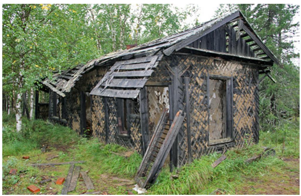 Figure 12. Guard house next to the camp’s entrance (J. André).  I would like to thank Daniela Greger for the translation of this article and her valuable comments and remarks. This text also benefited from corrections by Lilamani de Soysa, Samuel Verdan, Thierry Theurillat, and an anonymous reviewer; their contributions are greatly appreciated. I also give thanks to the fieldwork team of the program Changing Arctic, especially Eric Hoesli and Samuel Verdan. Finally, this article could not have seen the light of day without the Vadim Gritsenko’s work of many years. This article is dedicated to him, as well as to all the people who, like him, try to preserve this heritage and its memory.  