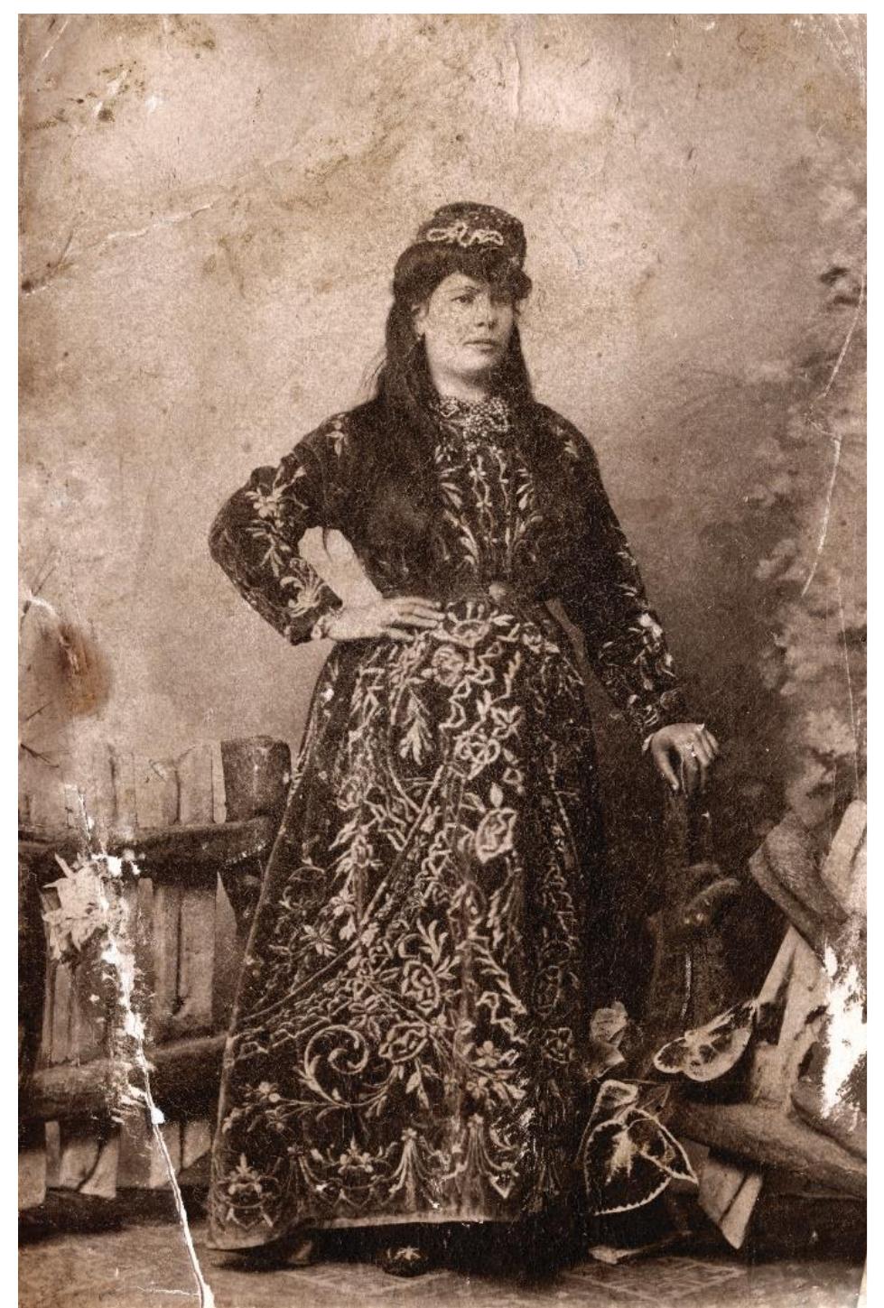 Fig. 9. Samuilo — Sima Alkalaj, Matilda Kalef in a bindalli dress, early 20" century. National Library of Serbia, call no. 6624-1 / CC BY-NC  4.0.  