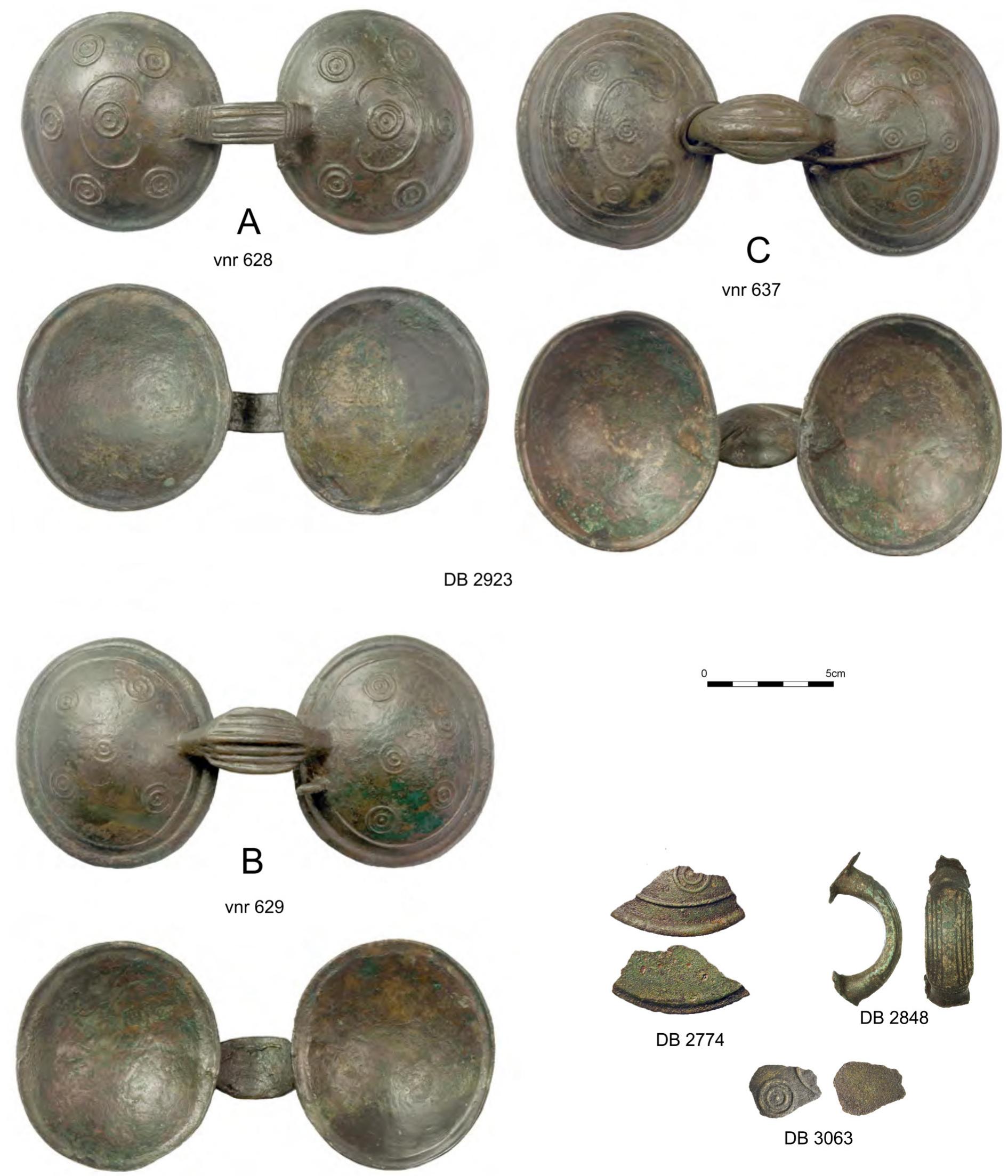 Fig. 25. Spectacle brooches of Type Oerel from the Medemblik - Markerwaardweg hoard (DB 2923) and from Texel (DB 2774, DB 2848, DB 3063). DB 2923: photo taken from Roessingh & Tol 2019: Fig. 16:3; DB 2774, DB 2848: photo: PAN 00051197 & 00055723; DB 3063: photo courtesy of Huis van Hilde. Scale 2:5. 