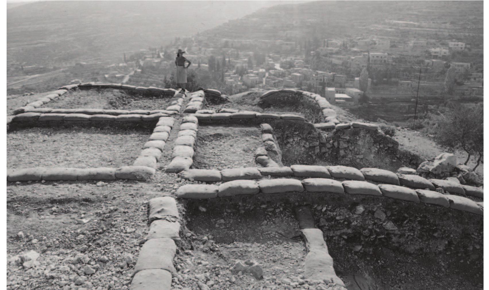 Figure 4: Area A of the 1984 excavation at the southern edge of the site, from west. Note fill of small limestone chips and the edge of the semi-circular buttress on the right; photographed by Avraham Hai. 
