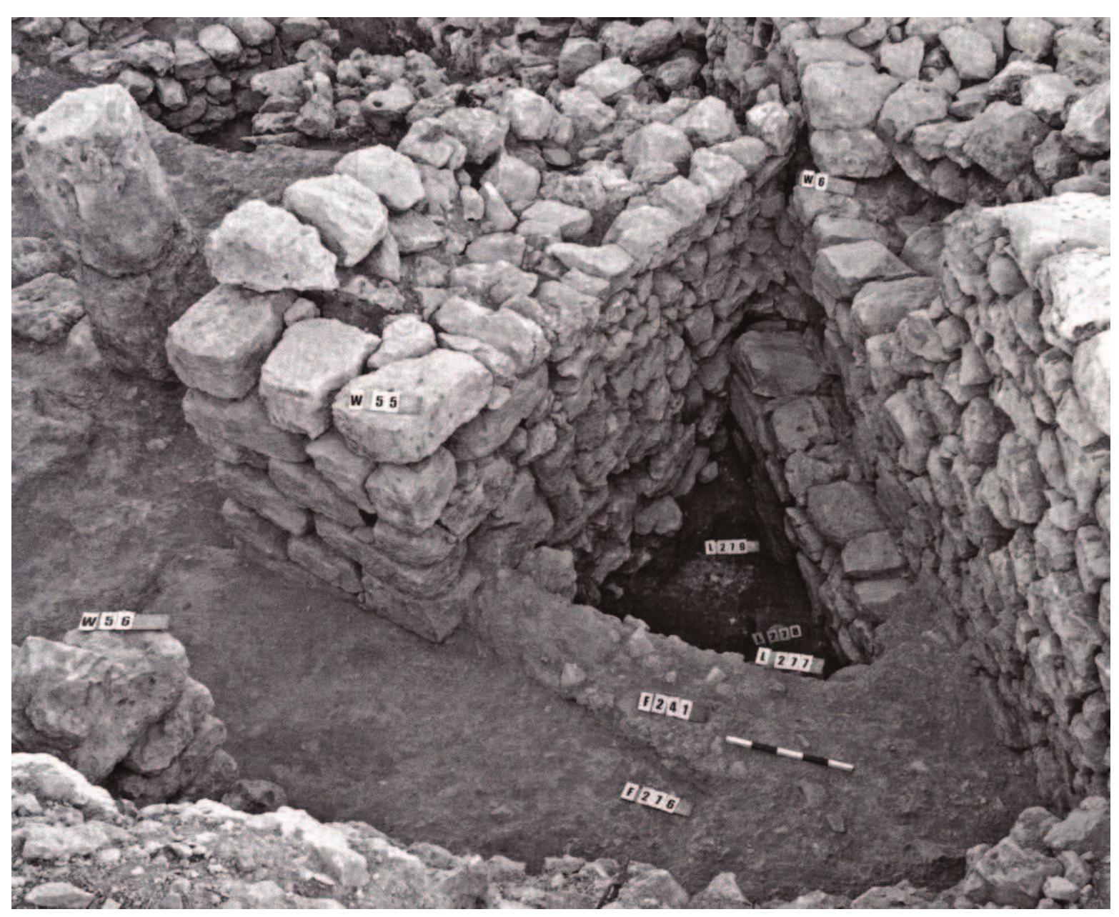 Figure 8. The connecting point between the city wall (at right of picture) and the wall of the Iron II building (at left of picture), from west; photographed by S. Amami. 