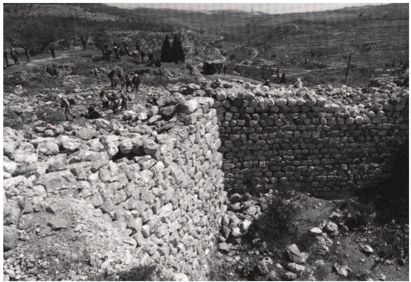 Figure 9. A chamber in the fortress (reproduced from Eshel and Zissu 2015: fig. 155). 