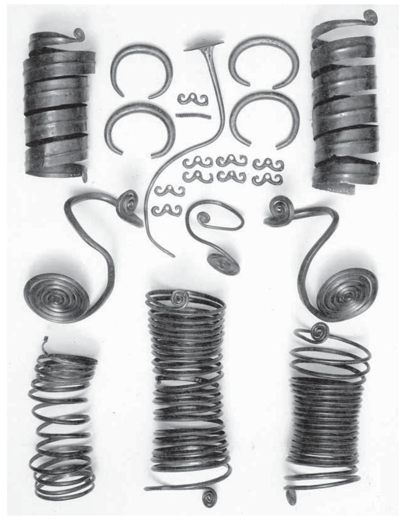 tells have tightly packed houses arranged in neat order. As with fortification, this pattern is thought to indicate the widespread existence of organising authorities (e. g. Hansel 1996: 246; 2002: 80-83; Gogaltan 2010: 37-38; Earle/Kristiansen 2010c: 222—223). In addition, a distinctly political domain is proposed that is thought to parallel the Mediterranean situation, when in fact there are no such things as palaces, administration and large-scale storage, or just any distinctly larger or richer buildings set apart from the rest, nor is there any good evidence of specialised craft production. There is considerable regional and chronological variation (see above), but clearly much of the evidence at hand stands in a broad Neolithic tradition of settlement organisation. It is suggestive of, or at least open to alternative avenues of interpretation.  It is world-view then that blinds us to acknowledging continuity from the European Neolithic to the Bronze Age and has us believe in Mediterranean style development instead. For how else can we accept the similarity of sites such as MoSorin-Feudvar, KoSice-Barca, Nitriansky Hradok (fig. I-40), or the most recent reconstruction of Szazhalombatta-Féldvar, which does not look significantly overcrowded and orderly (fig. I-41; Earle/ Kristiansen 2010a: plate 8.2), with the urban centres of 