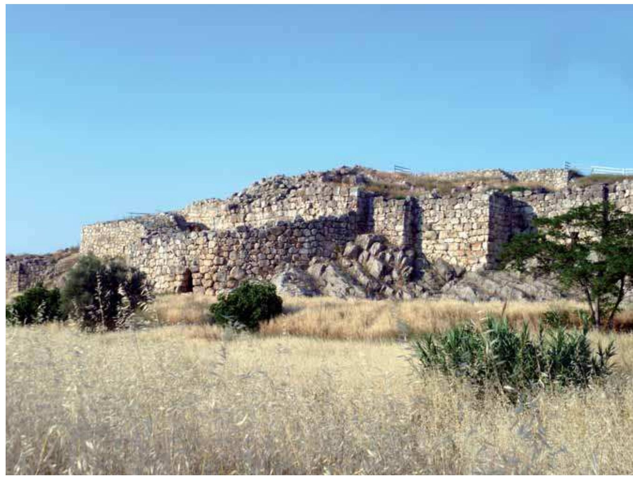 FIG. I-18: THE ‘CYCLOPEAN’ FORTIFICATION OF TIRYNS WITH THE WEST STAIRCASE (PHOTOGRAPH: LEONIE C. KOCH). 