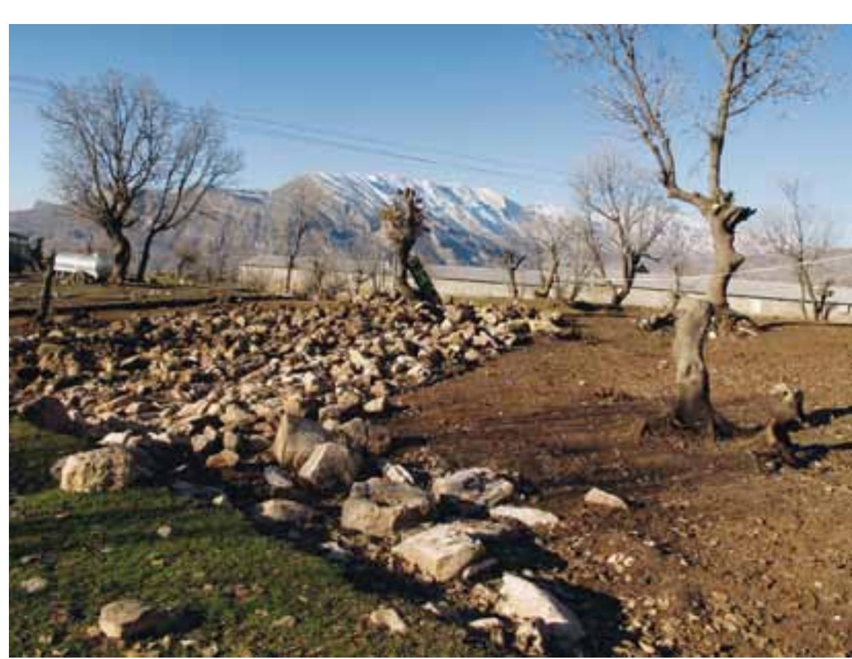 Fig. 4. Part of the stone mass retained in the south-east corner of the excavated area (eastern view). 