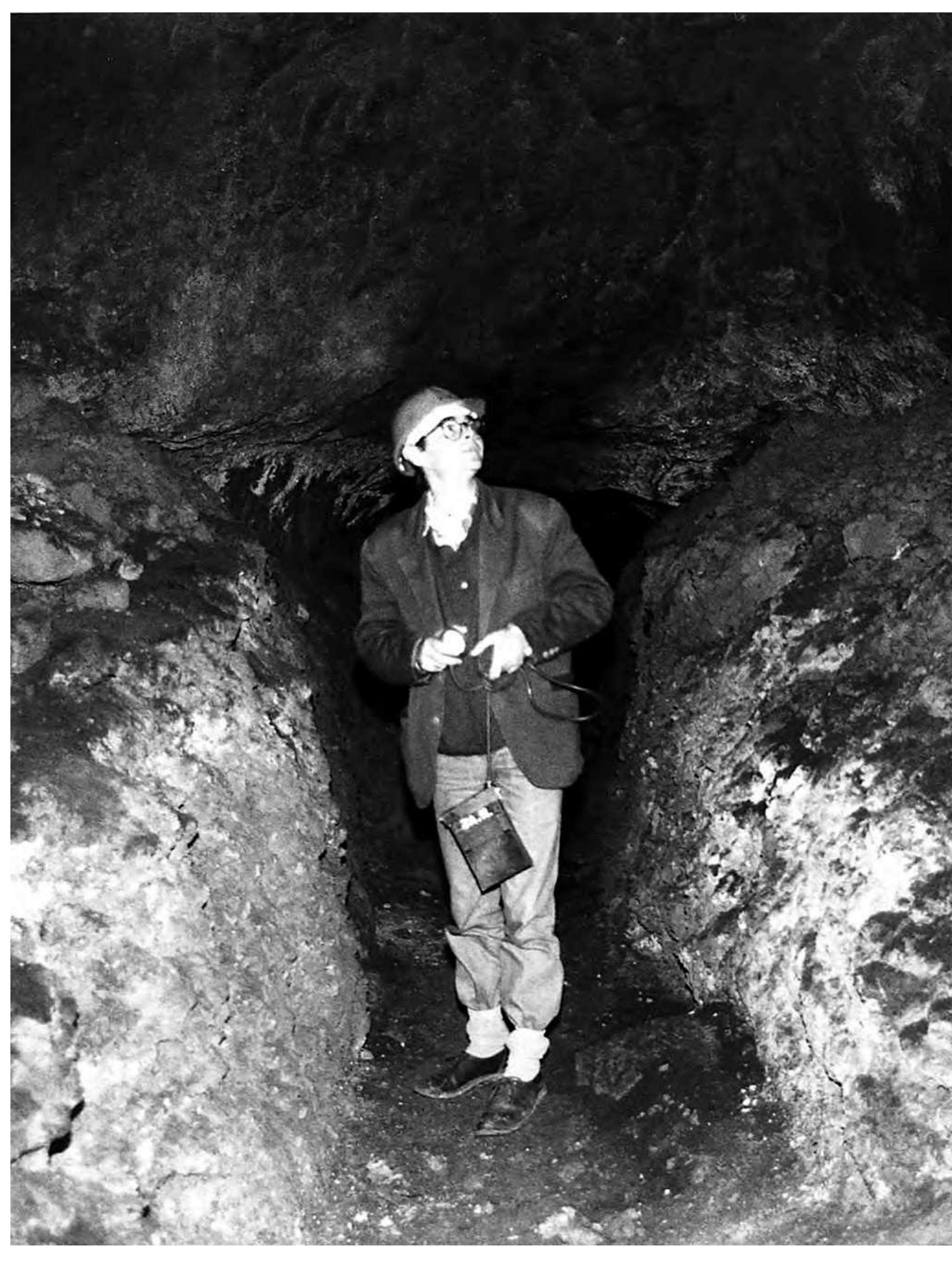 Juan Aurelio Pérez Macias en la Cueva del Tabaco, Fildn Norte Riotinto (Minas de Riotinto, Huelva). 1988. AHMFR’ 
